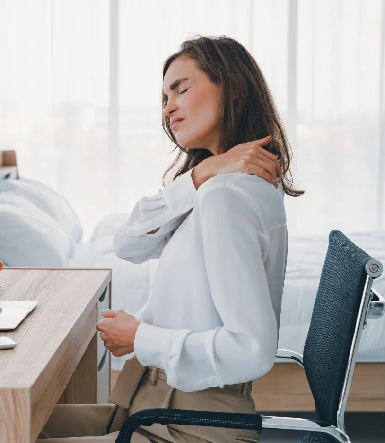 woman with neck pain in Abidjan Côte d’Ivoire